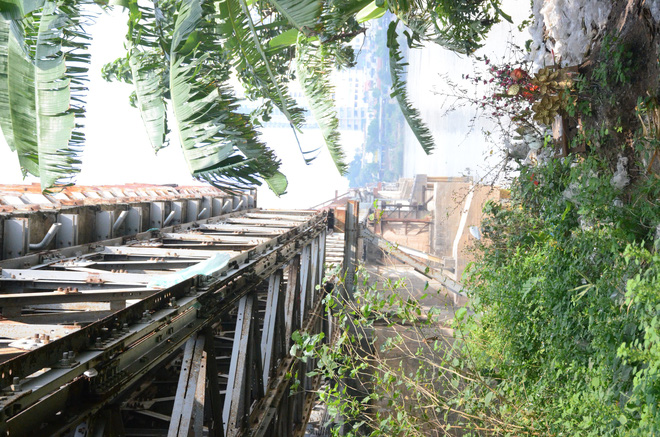 Những câu chuyện đau lòng quanh 5 ngôi mộ vô danh và miếu thờ 2 cô gái chết trẻ ở bãi sông Hồng-1