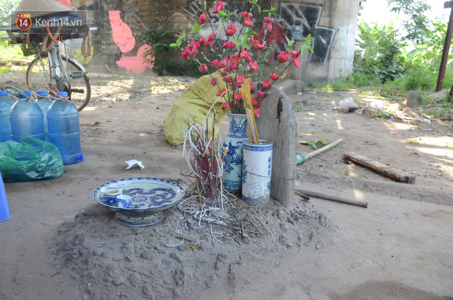 Những câu chuyện đau lòng quanh 5 ngôi mộ vô danh và miếu thờ 2 cô gái chết trẻ ở bãi sông Hồng-2