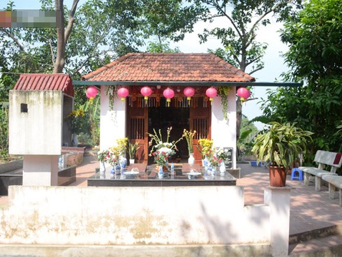 Những câu chuyện đau lòng quanh 5 ngôi mộ vô danh và miếu thờ 2 cô gái chết trẻ ở bãi sông Hồng