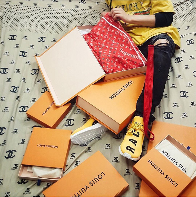 Bà mẹ lấy áo Gucci 7 triệu của con lót ổ mèo, xong đền 100k bảo ra chợ mua mới-2