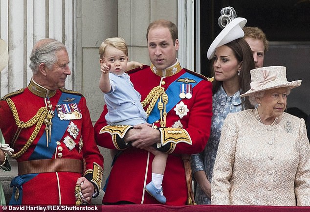 Trước tin đồn Công nương Kate ngăn cấm các con gần gũi Thái tử Charles, William đã lên tiếng giải thích như thế này đây-1