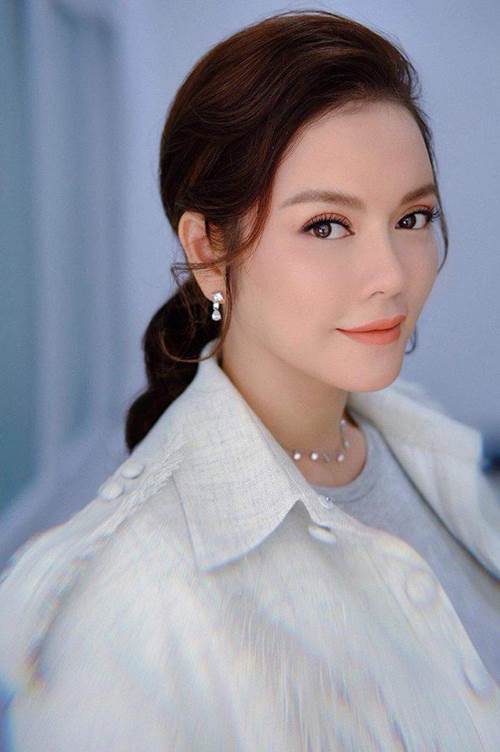 Lý Nhã Kỳ dạo này thích đăng ảnh mặt mộc, trẻ thì trẻ thật, nhưng fan tìm ra điều này-2