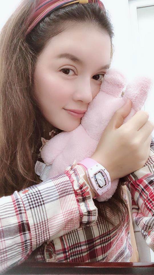 Lý Nhã Kỳ dạo này thích đăng ảnh mặt mộc, trẻ thì trẻ thật, nhưng fan tìm ra điều này-5