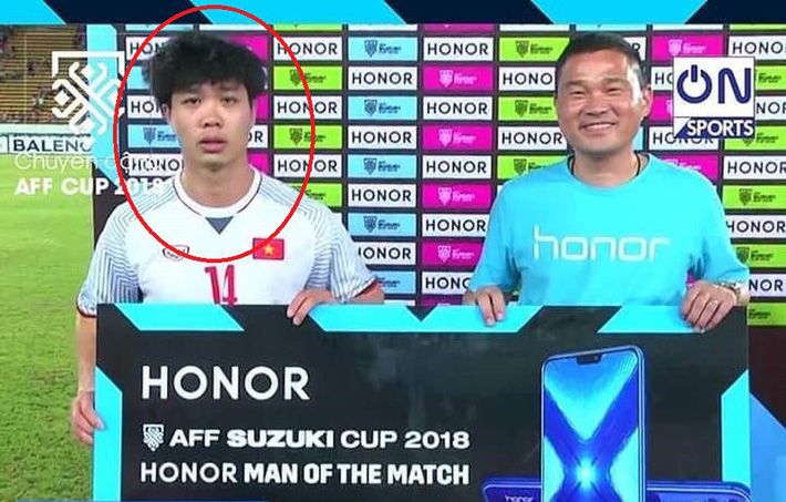 Vẻ mặt hoang mang độc nhất vô nhị của Công Phượng khi nhận phần thưởng đặc biệt-1