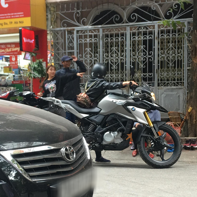 Khi chân ngắn cute đi xe phân khối lớn: Chỉ dừng lại hỏi đường thôi cũng khiến cả khu phố hồi hộp-1