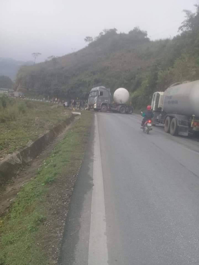 Hiện trường vụ tai nạn nghiêm trọng ở Hòa Bình khiến người đi đường ám ảnh-2