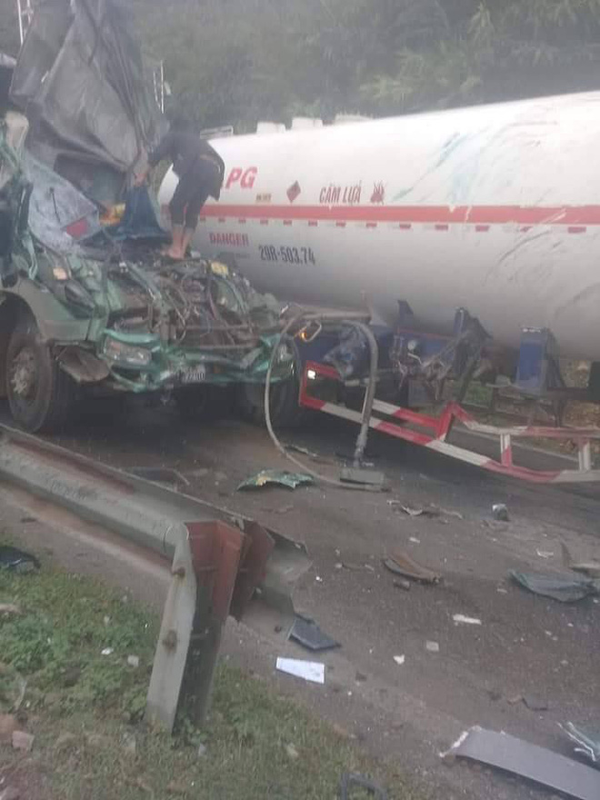 Hiện trường vụ tai nạn nghiêm trọng ở Hòa Bình khiến người đi đường ám ảnh-3