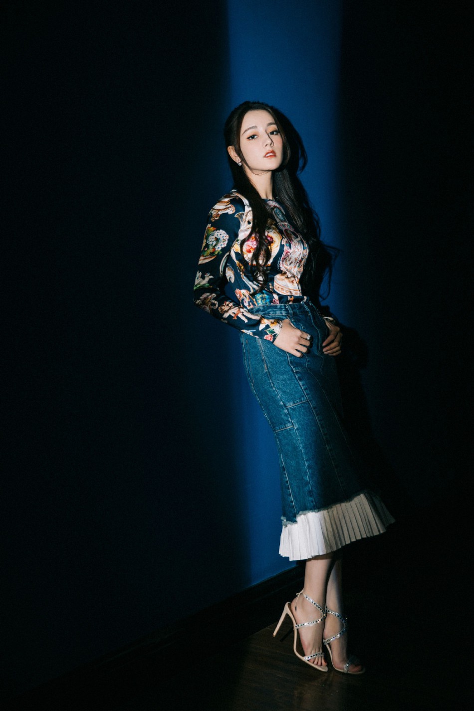 Hậu nghi vấn mua giải Thị Hậu, Địch Lệ Nhiệt Ba khoe góc nghiêng thần thánh cùng sắc vóc đỉnh cao tại sự kiện-1