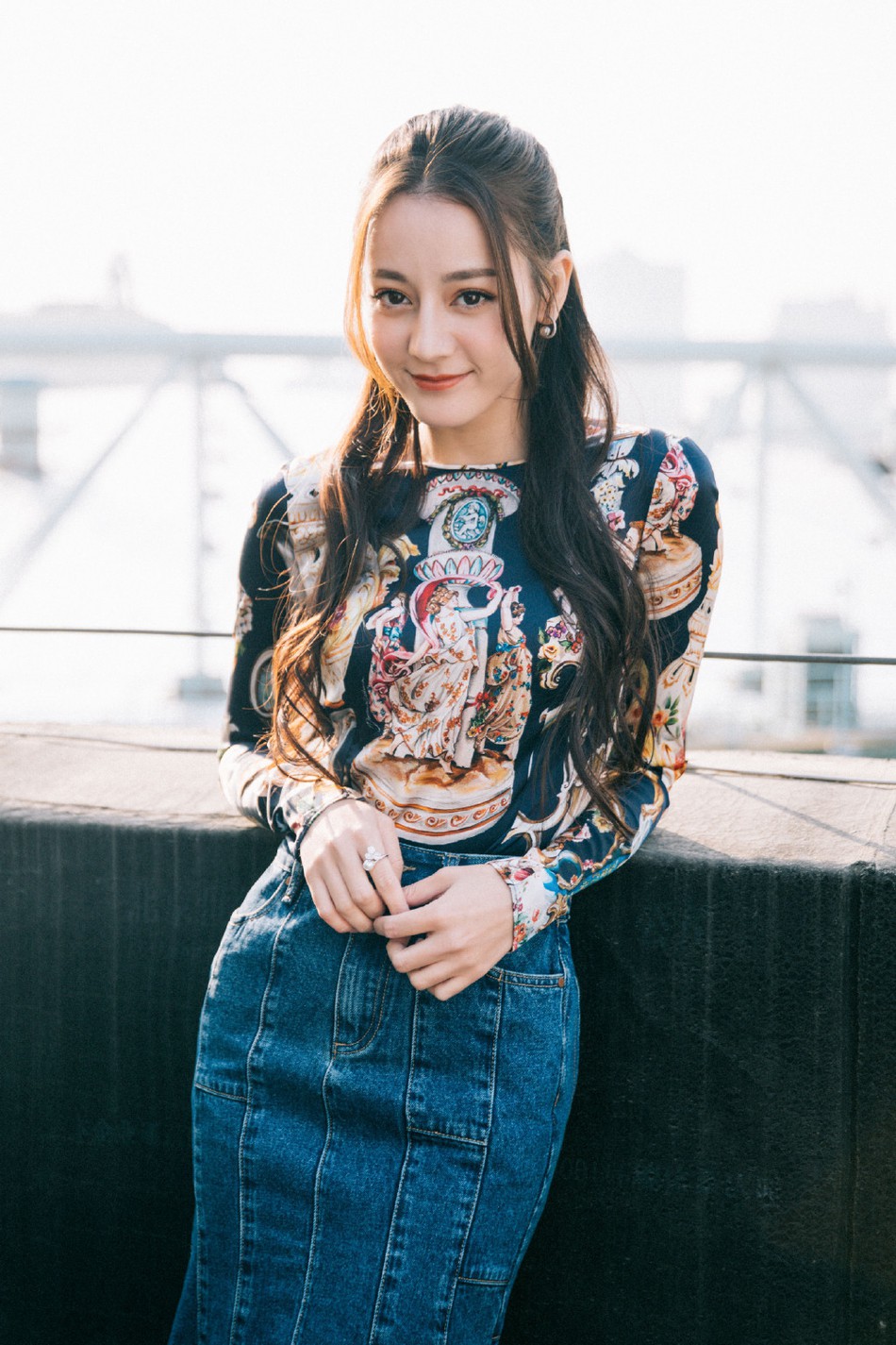 Hậu nghi vấn mua giải Thị Hậu, Địch Lệ Nhiệt Ba khoe góc nghiêng thần thánh cùng sắc vóc đỉnh cao tại sự kiện-2