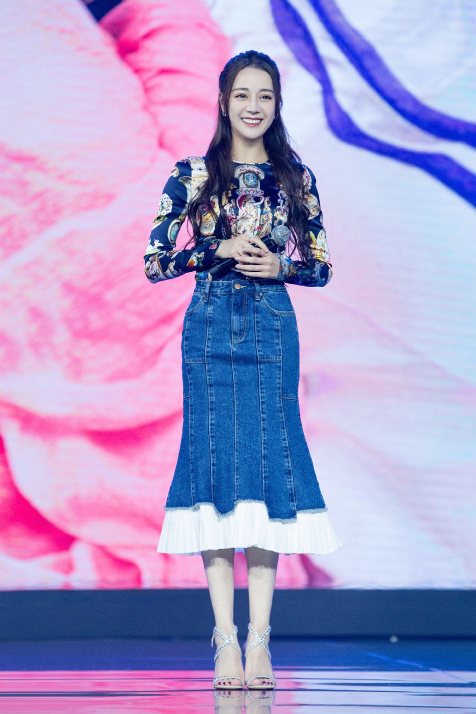 Hậu nghi vấn mua giải Thị Hậu, Địch Lệ Nhiệt Ba khoe góc nghiêng thần thánh cùng sắc vóc đỉnh cao tại sự kiện-5