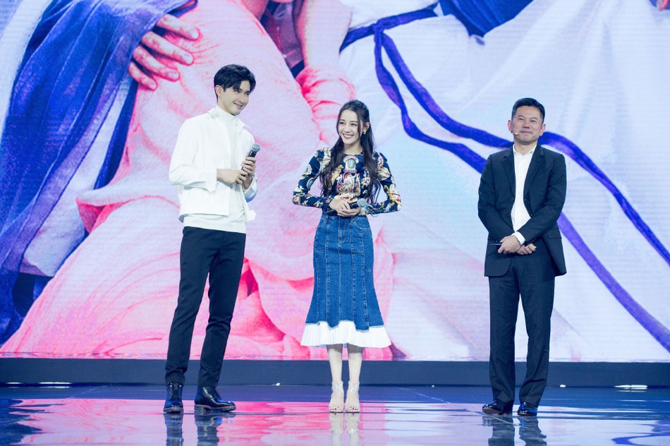 Hậu nghi vấn mua giải Thị Hậu, Địch Lệ Nhiệt Ba khoe góc nghiêng thần thánh cùng sắc vóc đỉnh cao tại sự kiện-6