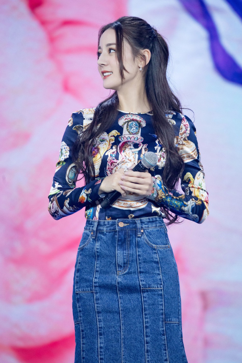 Hậu nghi vấn mua giải Thị Hậu, Địch Lệ Nhiệt Ba khoe góc nghiêng thần thánh cùng sắc vóc đỉnh cao tại sự kiện-7