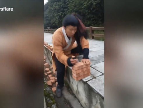 Chàng trai tay không đập vỡ 100 viên gạch tròng vòng 37 giây