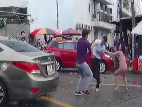 Chém nhau kinh hoàng​ trong bữa tiệc sinh nhật, 4 người bị thương nặng-2