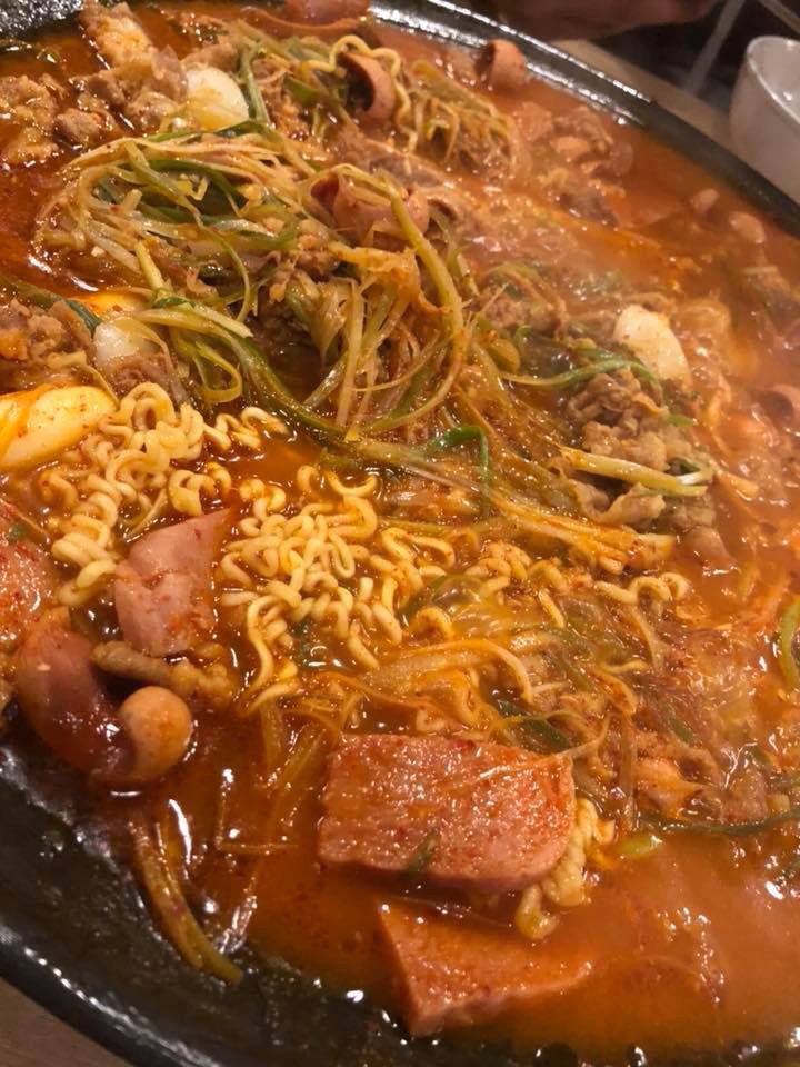 Người ta trổ tài nấu nướng khéo như đầu bếp còn Hari Won thì chỉ thấy ăn thủng bát thủng đĩa thế này đây!-17