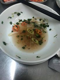 Người ta trổ tài nấu nướng khéo như đầu bếp còn Hari Won thì chỉ thấy ăn thủng bát thủng đĩa thế này đây!-16