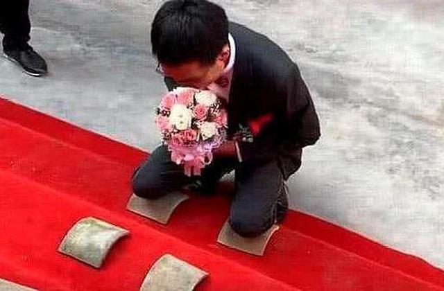 Vừa tới cửa nhà cô dâu, chú rể sốc nặng trước chướng ngại vật của bố mẹ vợ-1