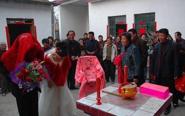 Vừa tới cửa nhà cô dâu, chú rể sốc nặng trước chướng ngại vật của bố mẹ vợ-3