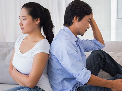 Thức thâu đêm rình bắt kẻ chơi xấu đổ rác trước cửa nhà mình, tôi điếng người khi biết chân tướng thủ phạm