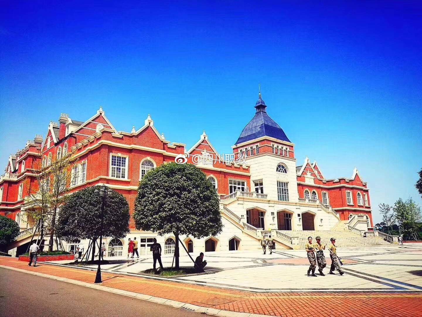 Top căng tin sang như khách sạn 5 sao, cứ tưởng nằm ở trường con nhà giàu, dành cho cậu ấm cô chiêu nhưng sự thật sẽ khiến bạn bất ngờ-13