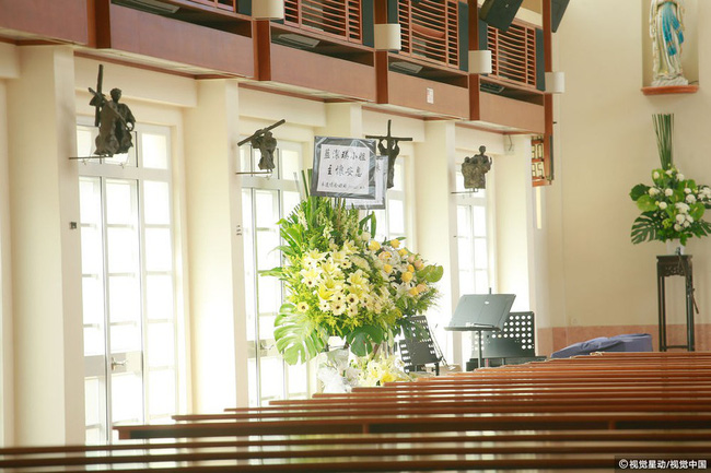 Những hình ảnh đầu tiên tại lễ tưởng niệm Lam Khiết Anh: Người hâm mộ xếp hàng từ sớm, bạn bè gửi hoa tiễn biệt-2