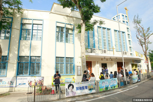 Những hình ảnh đầu tiên tại lễ tưởng niệm Lam Khiết Anh: Người hâm mộ xếp hàng từ sớm, bạn bè gửi hoa tiễn biệt-5