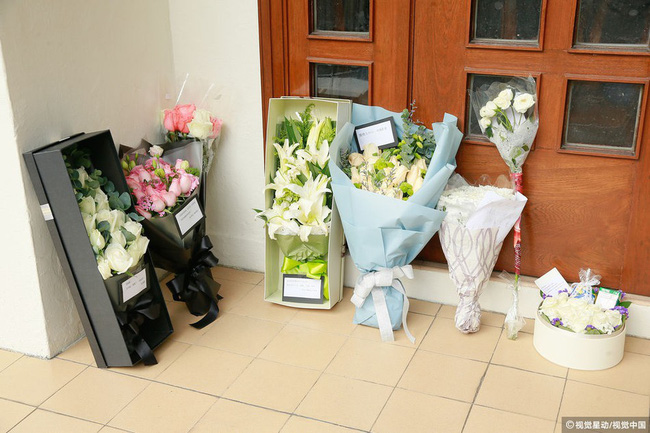 Những hình ảnh đầu tiên tại lễ tưởng niệm Lam Khiết Anh: Người hâm mộ xếp hàng từ sớm, bạn bè gửi hoa tiễn biệt-6