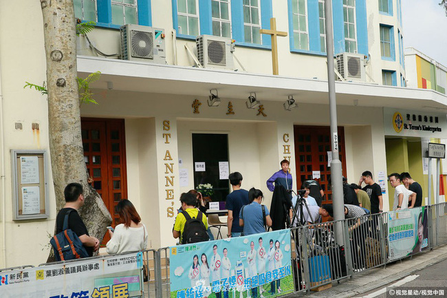 Những hình ảnh đầu tiên tại lễ tưởng niệm Lam Khiết Anh: Người hâm mộ xếp hàng từ sớm, bạn bè gửi hoa tiễn biệt-7