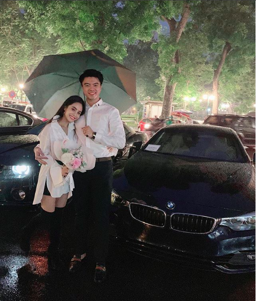 Ông xã ca nương Kiều Anh quỳ gối dưới mưa, tặng vợ món quà kỷ niệm khủng-1