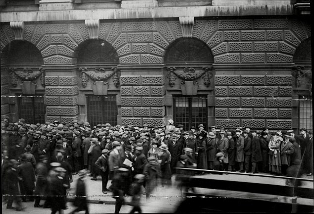 Phận đời bi kịch của hồng nhan bạc mệnh, từ mối tình tay ba vụng trộm đến án treo cổ thu hút gần một triệu chữ kí phản đối-4