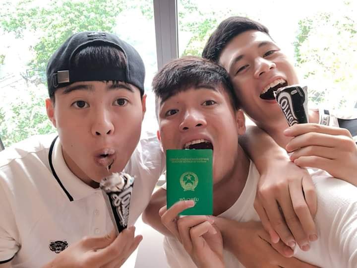 Hội não cá vàng điểm danh: Công Phượng suýt phải ở lại Lào vì quên hộ chiếu tại quán kem-3