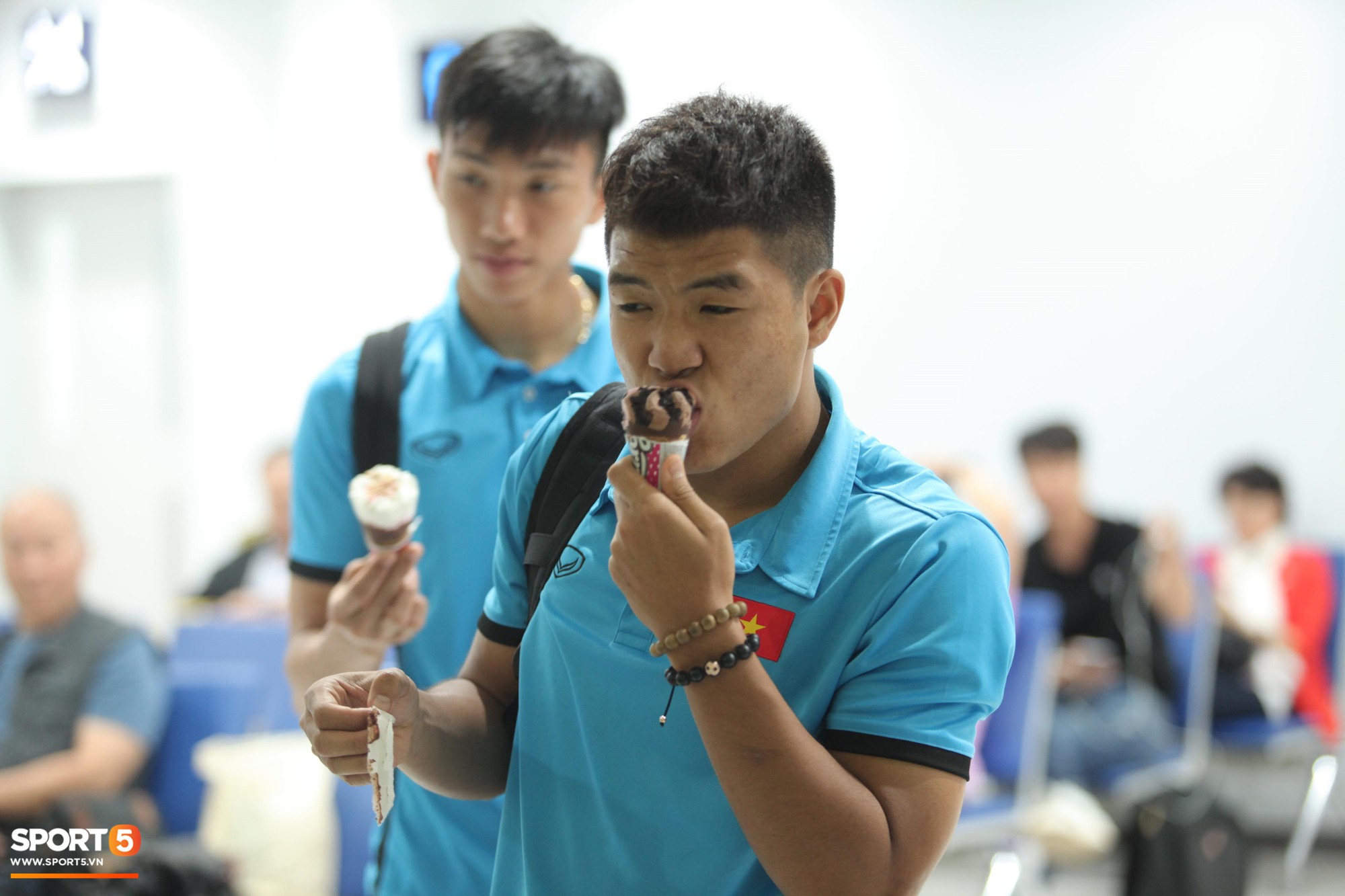 Hội não cá vàng điểm danh: Công Phượng suýt phải ở lại Lào vì quên hộ chiếu tại quán kem-2