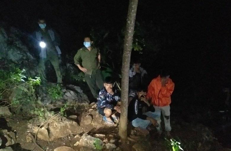 Nóng: Phát hiện thi thể lìa đầu đang phân hủy nặng trên vách đá ở Thanh Hóa-2