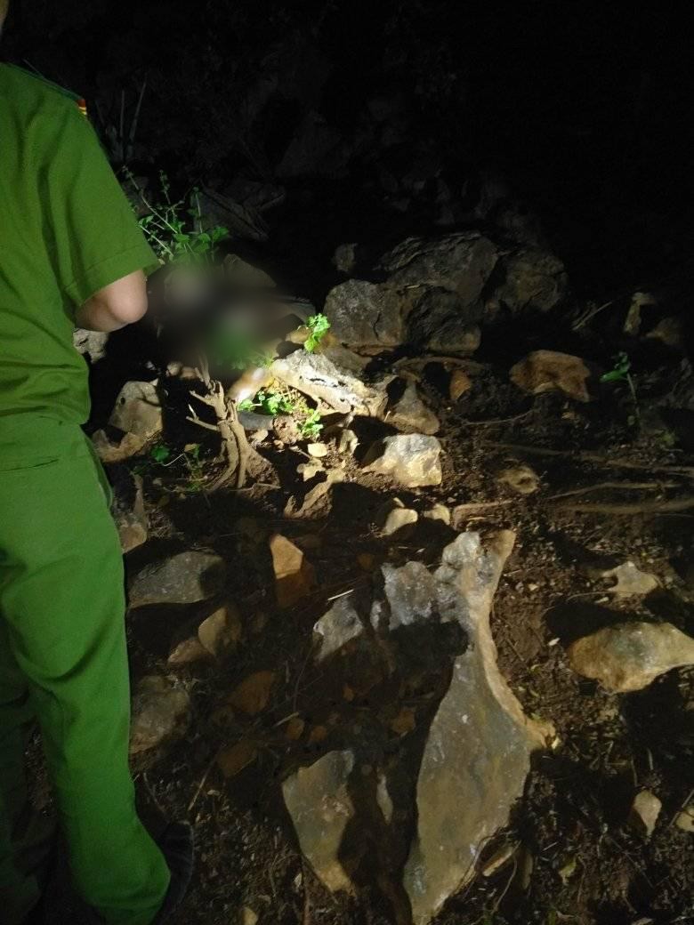 Nóng: Phát hiện thi thể lìa đầu đang phân hủy nặng trên vách đá ở Thanh Hóa-3