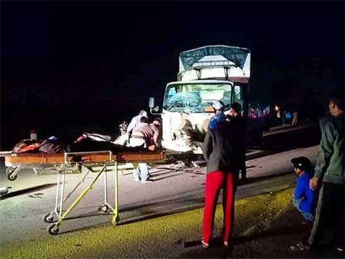 Xe tải và xe máy tông nhau kinh hoàng, 3 người trong một gia đình tử vong tại chỗ