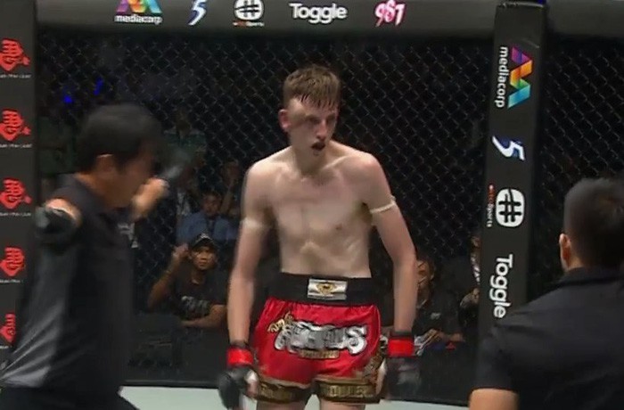 Võ sĩ nhận chấn thương kinh dị, mọc quả ổi trên đầu trong trận đấu Muay Thái-1