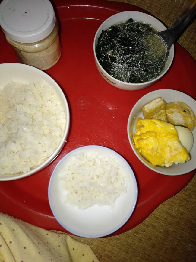 Cơm cữ lèo tèo vài miếng đã đành, mẹ chồng còn đặt thêm vật này lên mâm khiến nàng dâu thà nhịn đói còn hơn-1