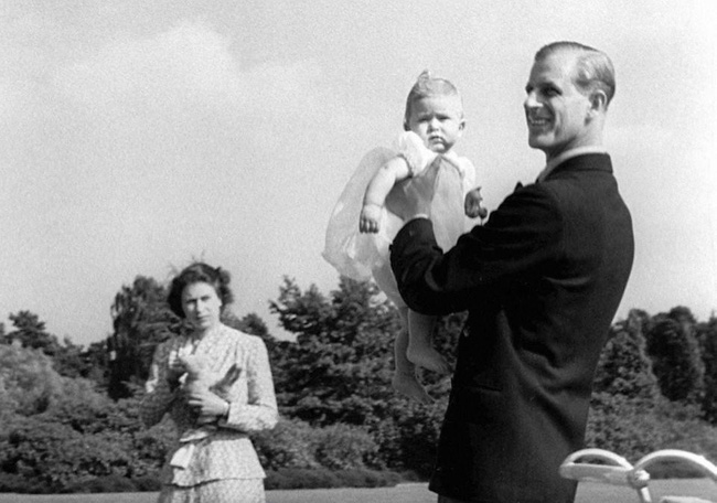 Những bức ảnh hiếm có khó tìm kể lại hành trình 70 năm cuộc đời Thái tử Charles, vị vua tương lai của nước Anh-2