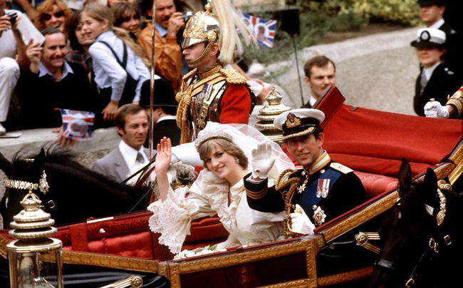 Những bức ảnh hiếm có khó tìm kể lại hành trình 70 năm cuộc đời Thái tử Charles, vị vua tương lai của nước Anh-17