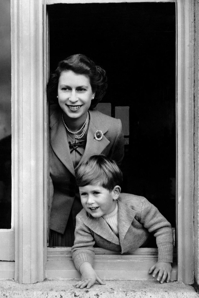 Những bức ảnh hiếm có khó tìm kể lại hành trình 70 năm cuộc đời Thái tử Charles, vị vua tương lai của nước Anh-5