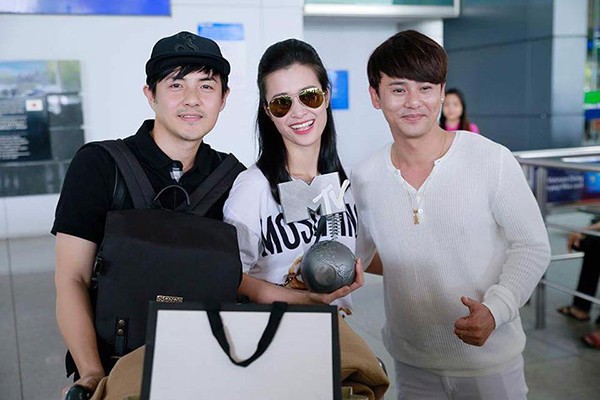 Chẳng có sợi dây liên kết nào, nhưng những cặp nghệ sĩ này lại giống nhau như cùng chung huyết thống!-24