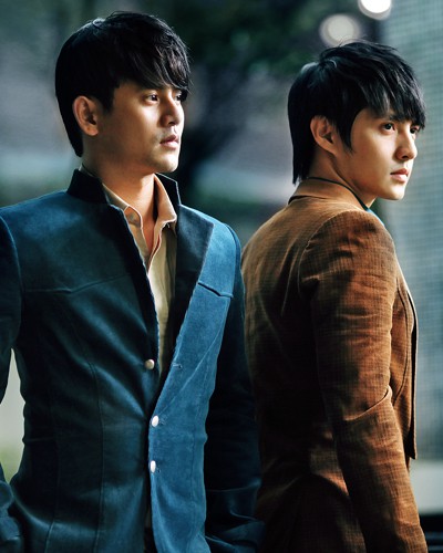 Chẳng có sợi dây liên kết nào, nhưng những cặp nghệ sĩ này lại giống nhau như cùng chung huyết thống!-25