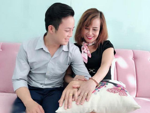 Bị chỉ trích, cô dâu 62 tuổi đáp trả: Càng chửi càng vui, càng nhiều người theo dõi-4