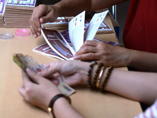 Côn đồ ngang nhiên đuổi nữ sinh để giành chỗ mua vé Việt Nam - Malaysia-7