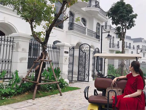 Còn 1 tháng nữa lâm bồn, Hằng Túi mạnh tay chi hơn chục tỷ mua biệt thự sang ở ngoại thành Hà Nội
