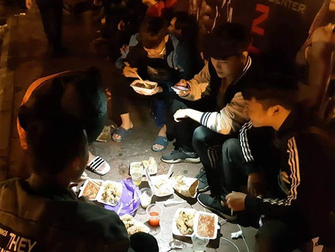 Sáng chủ nhật kinh hoàng: fan mua vé AFF Cup 2018 đẩy đổ hàng rào sân Mỹ Đình-11