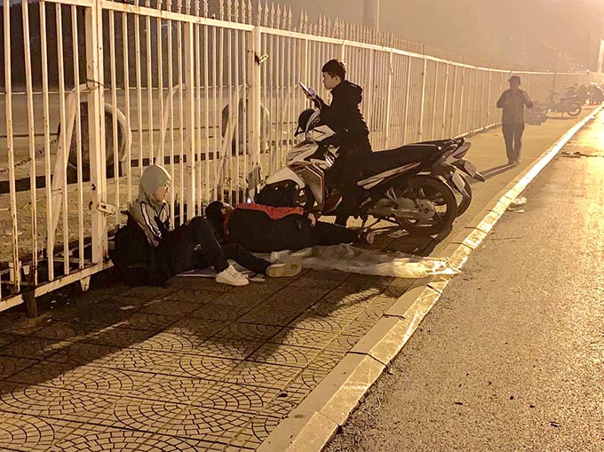 Côn đồ ngang nhiên đuổi nữ sinh để giành chỗ mua vé Việt Nam - Malaysia-2