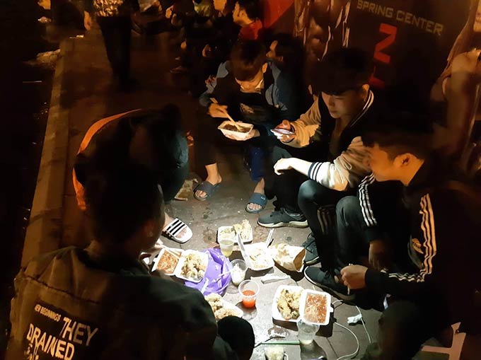 Côn đồ ngang nhiên đuổi nữ sinh để giành chỗ mua vé Việt Nam - Malaysia-3