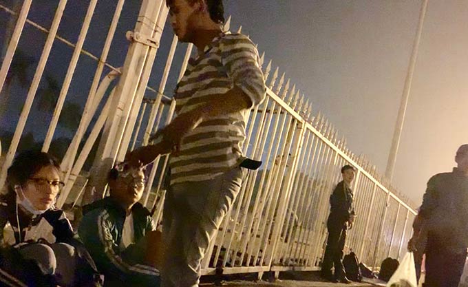 Côn đồ ngang nhiên đuổi nữ sinh để giành chỗ mua vé Việt Nam - Malaysia-5