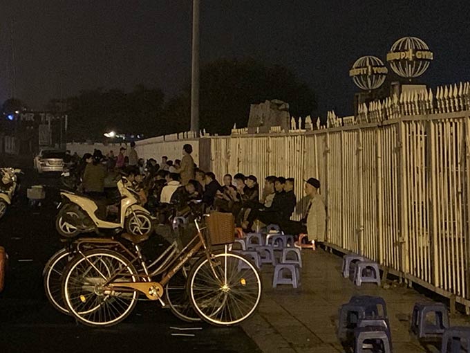 Côn đồ ngang nhiên đuổi nữ sinh để giành chỗ mua vé Việt Nam - Malaysia-6